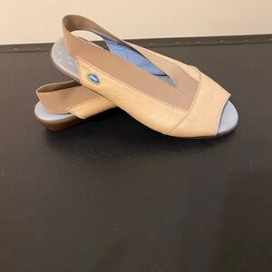 Cloud Caliber Size 38/7.5 Neutral Beige Slingback Peep Toe Sandals Tan Blue